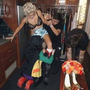 किम कार्दशियन के पीछे सीन M.I.L.F. संगीत वीडियो