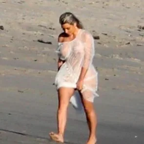 06-Kim-Kardashian-u toplesu-gola