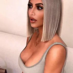 05-Kim-Kardashian-u toplesu-gola