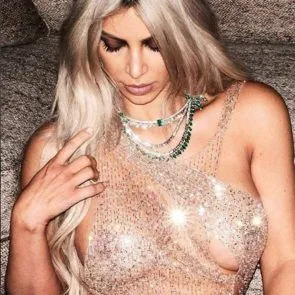 11- 김 -Kardashian- 섹시-바이올렛-그레이