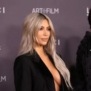 05-Kim-Kardashian-Braless-Boobs-διάσπαση