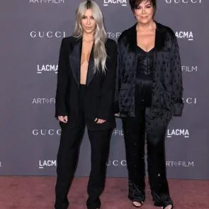 06-Kim-Kardashian-Braless-Boobs-διάσπαση