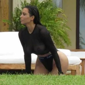 Kim Kardashian i en genomskinlig topp