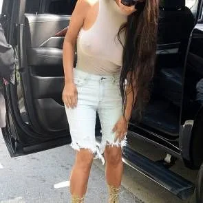 Kim Kardashian saindo do carro com boa aparência