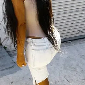 Kim Kardashian From Behind em shorts jeans