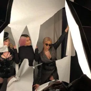 07-キム-カーダシアン-トップレス-セクシー