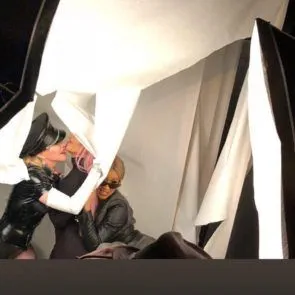 11-キム-カーダシアン-トップレス-セクシー