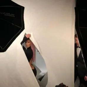 13-キム-カーダシアン-トップレス-セクシー