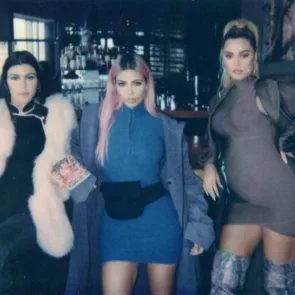 17-キム-カーダシアン-トップレス-セクシー