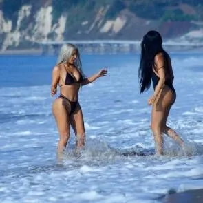 08-Kim-Kardashian-Sexy-Đen-Bikini