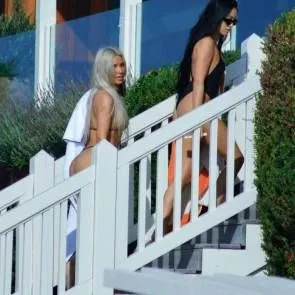 11-Kim-Kardashian-Sexy-Đen-Bikini