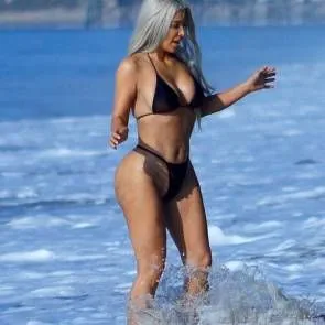 Kim Kardashian Nóng như Địa ngục trên bãi biển ở Malibu