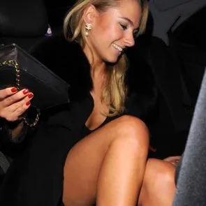 10-కింబర్లీ-గార్నర్-టిట్-స్లిప్-అప్‌స్కిర్ట్