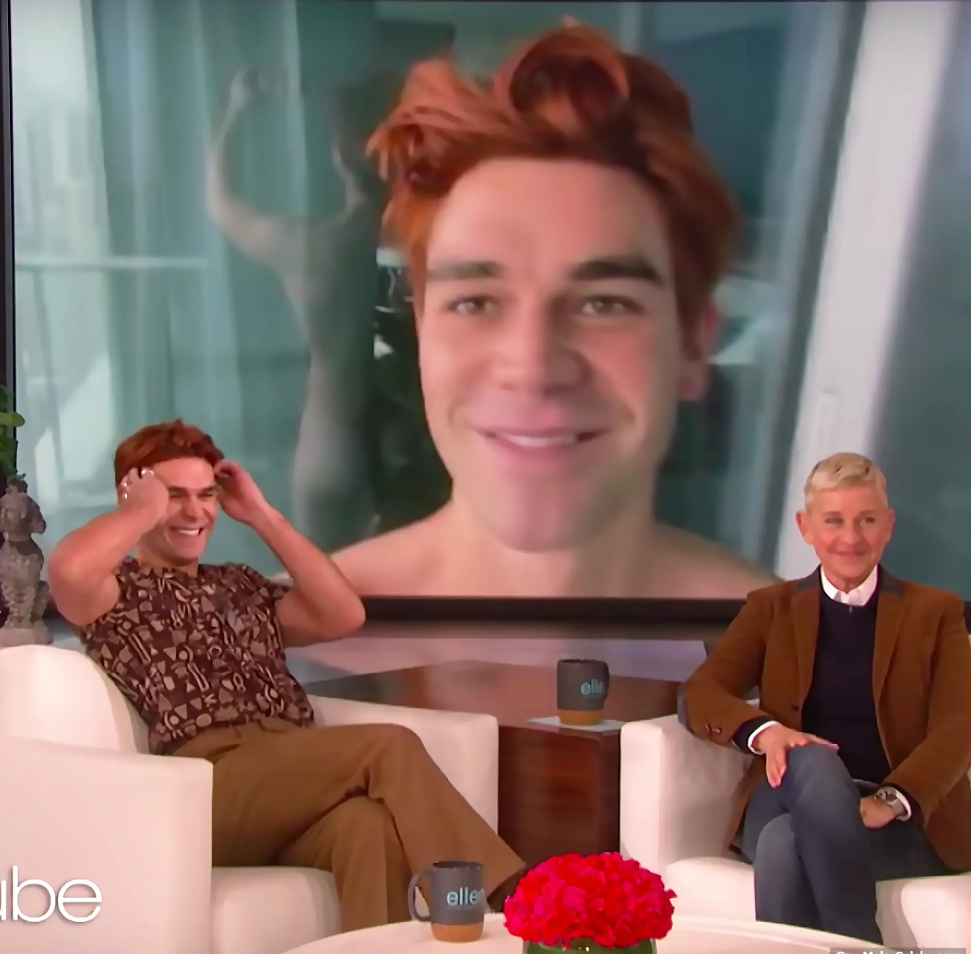 kj apa عارية الحمار خلال عرض eren