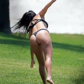 Kourtney-Kardashian-gorące-bikini-11