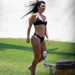 Kourtney-Kardashian-Hot-Bikini-12