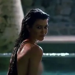 11-Kourtney-Kardashian-Nue