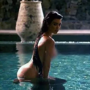 04-Kourtney-Kardashian-Nue