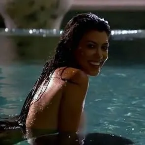 06-Kourtney-Kardashian-Nue