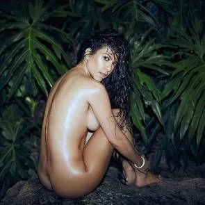 Kourtney Kardashian nue dans la piscine