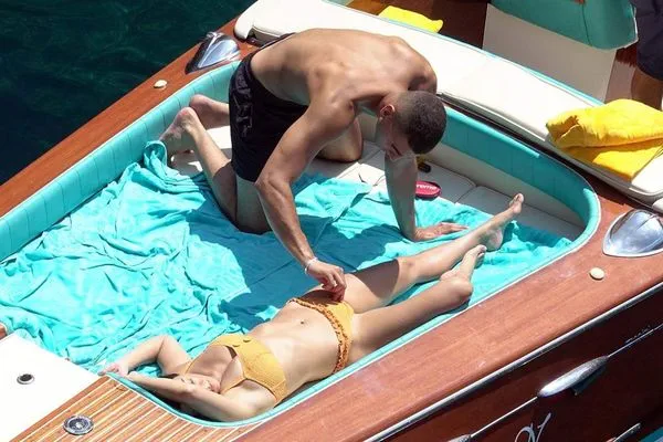 Гаджето на Кортни Кардашиян Юнес Бенджима обича да пипа публично путката си