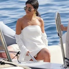 07-Kourtney-Kardashian-Upskirt