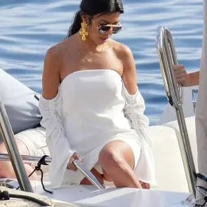 02-Kourtney-Kardashian-Upskirt