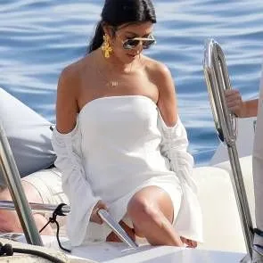 03-Kourtney-Kardashian-skjørtet