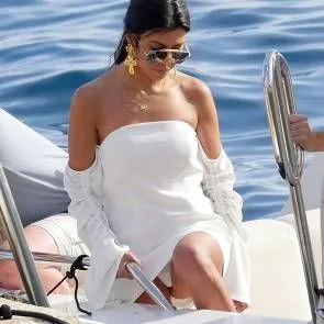 05-Kourtney-Kardashian-Upskirt