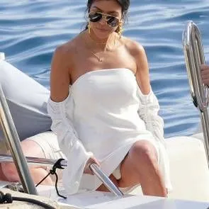 06-Kourtney-Kardashian-Upskirt