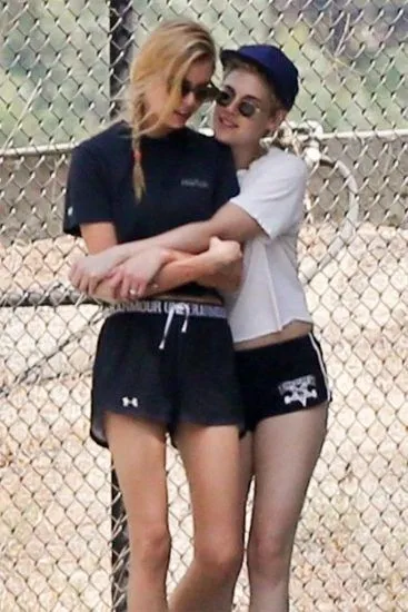 Οι φωτογραφίες της Λεσβίας Kristen Stewart & Stella Maxwell είναι πάρα πολύ καυτές!