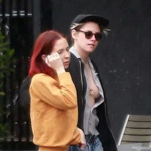 Kristen Stewart Braless với bạn gái của cô ấy