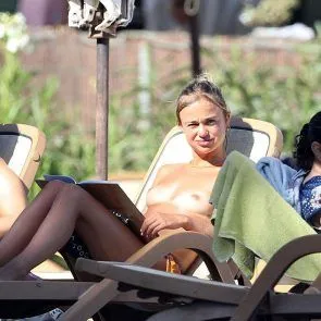 Братовчедка на принц Хари Амелия Уиндзор Топлес в Ибиса