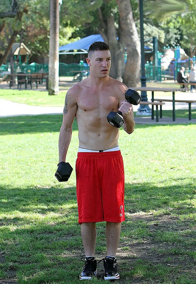 地元の公園で上半身裸のレーンギャリソン