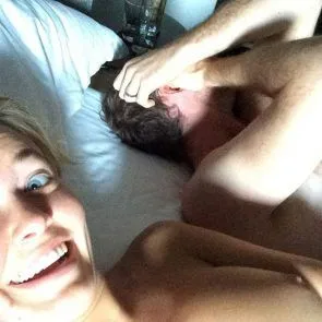 Лара Бингле голе и процуриле фотографије у топлесу