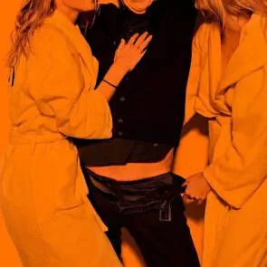 13-Doutzen-Kroes-Lara-Stone-Nude