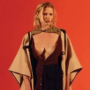 مجموعة لارا ستون عاريات