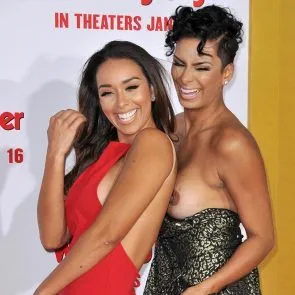 おっと！ 「WeddingRinger」プレミアでのLauraGovan Nip Slip