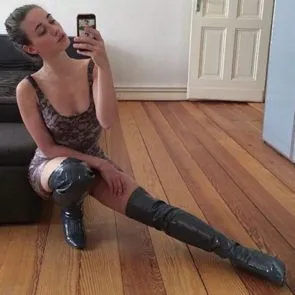 20-Laura-Kokinova-vuotanut-alaston-kasvohoito