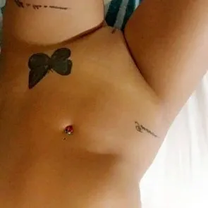 21-Lauren-Louise-alasti-lekkinud tissid