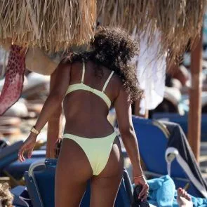 Fundul Leigh-Anne Pinnock în bikini galben