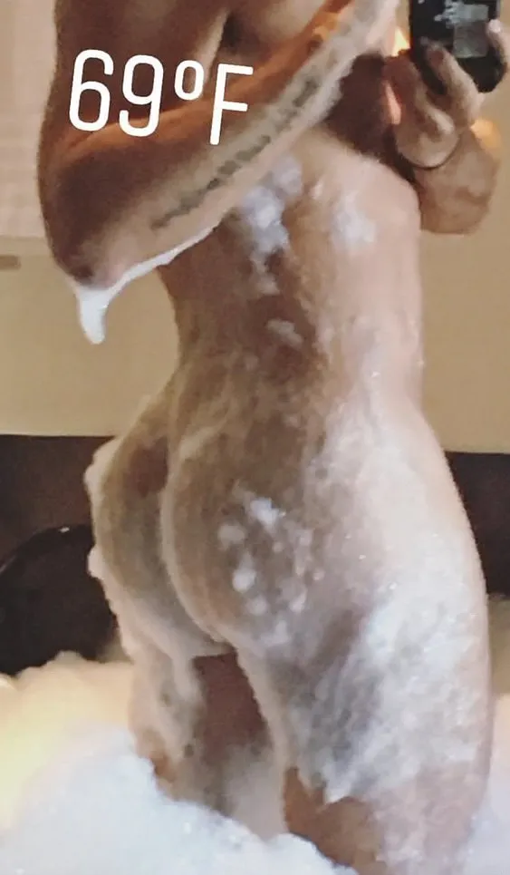 Leonardo se je poročil z milom v kopalnici