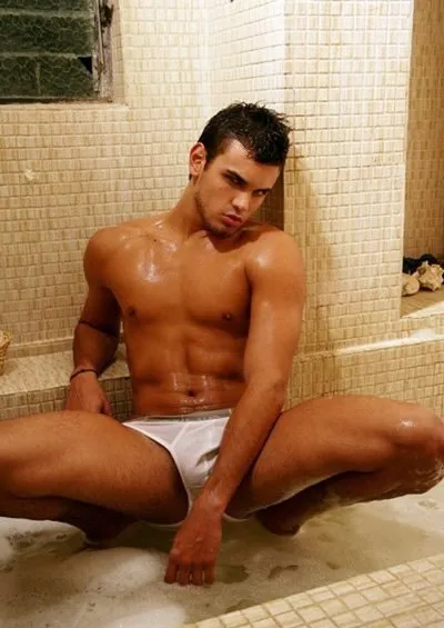 Leonardo Corredor Nude