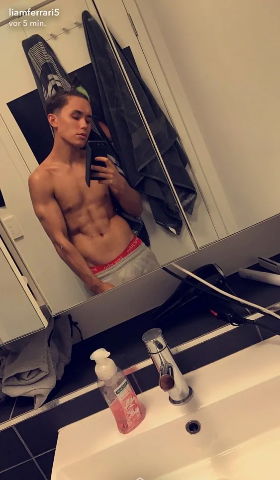 Liam röker inte Ferrari T -ex -tröja och personliga foton