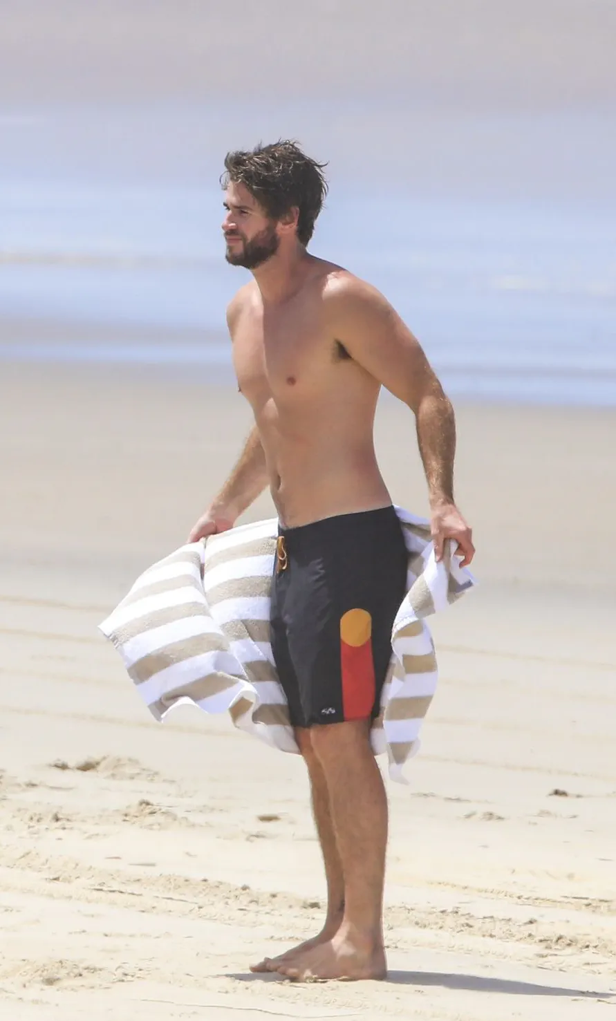 Liam Hemsworth cock shots