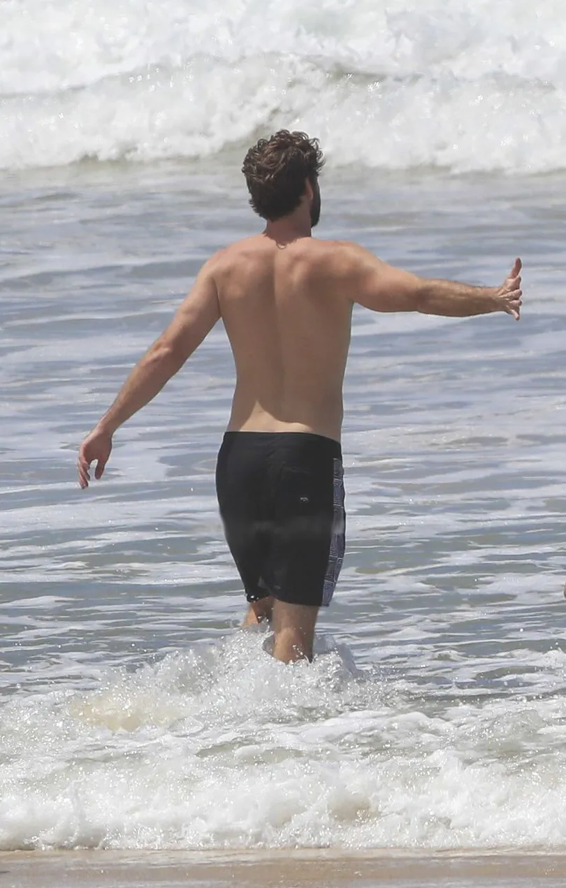 Liam Hemsworth butt pics