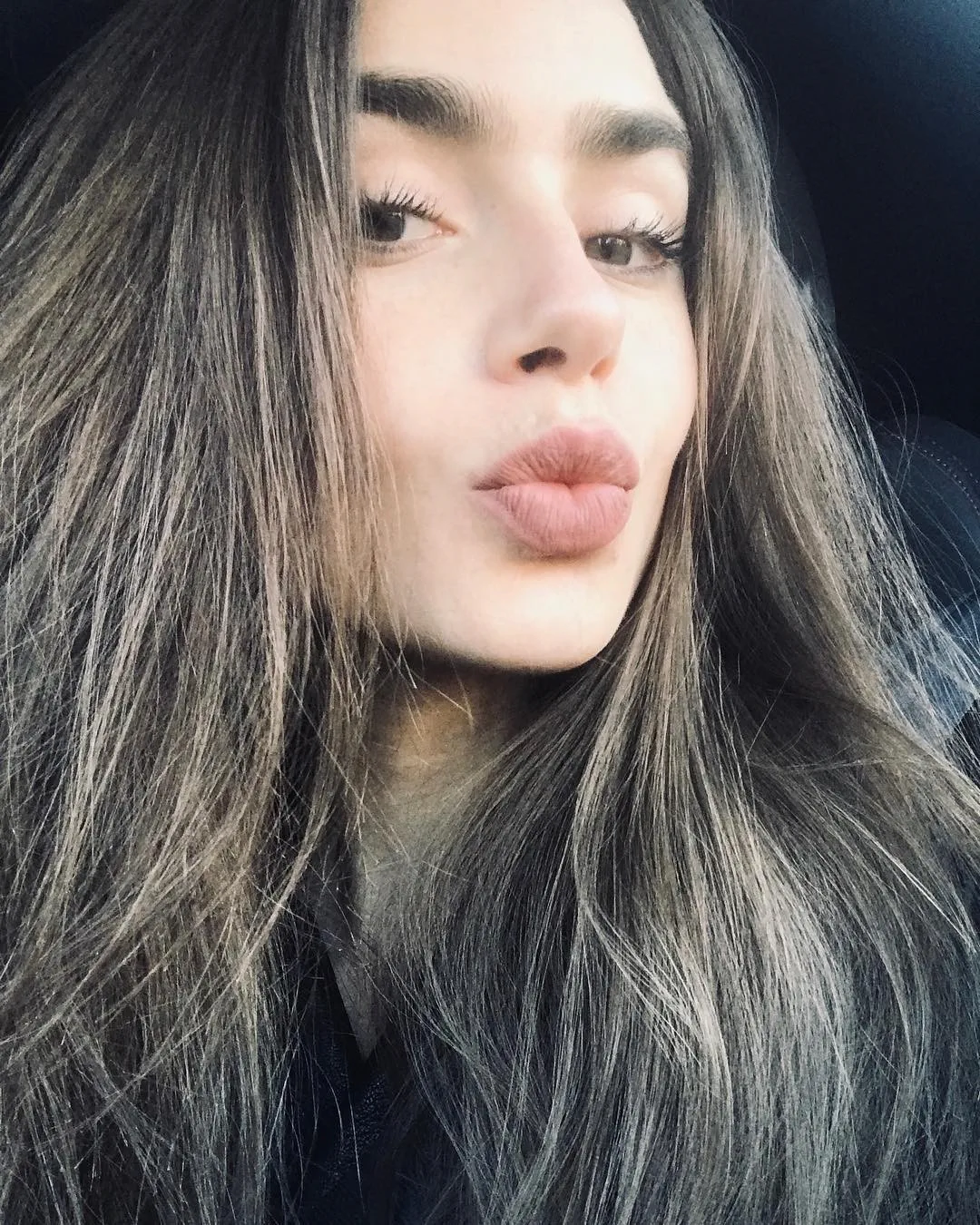 リリーコリンズセクシー（2枚の写真）