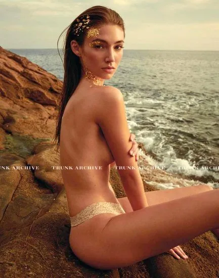 Lorena Rae topless pe stâncă