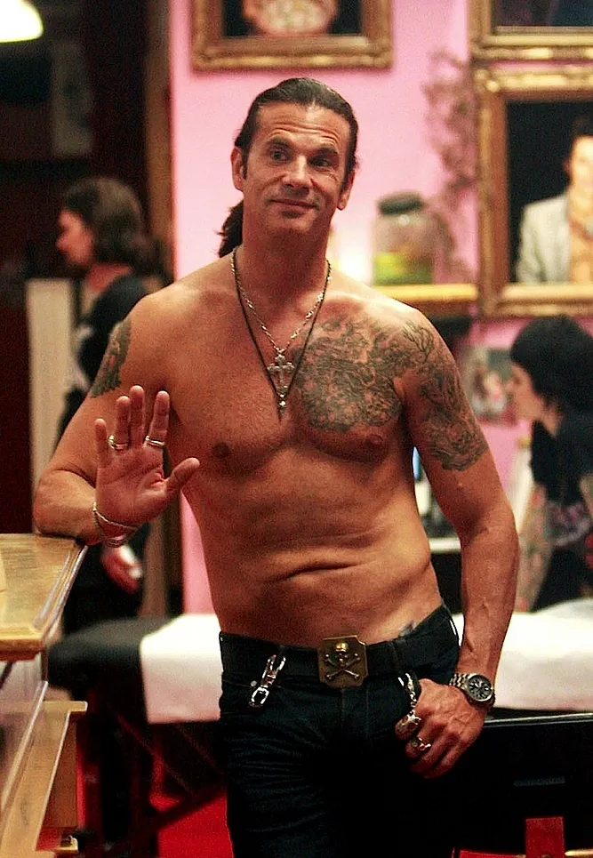 లోరెంజో అల్స్ బహిరంగ ప్రదేశాల్లో పచ్చబొట్టు కుట్టినట్లు సూచిస్తుంది