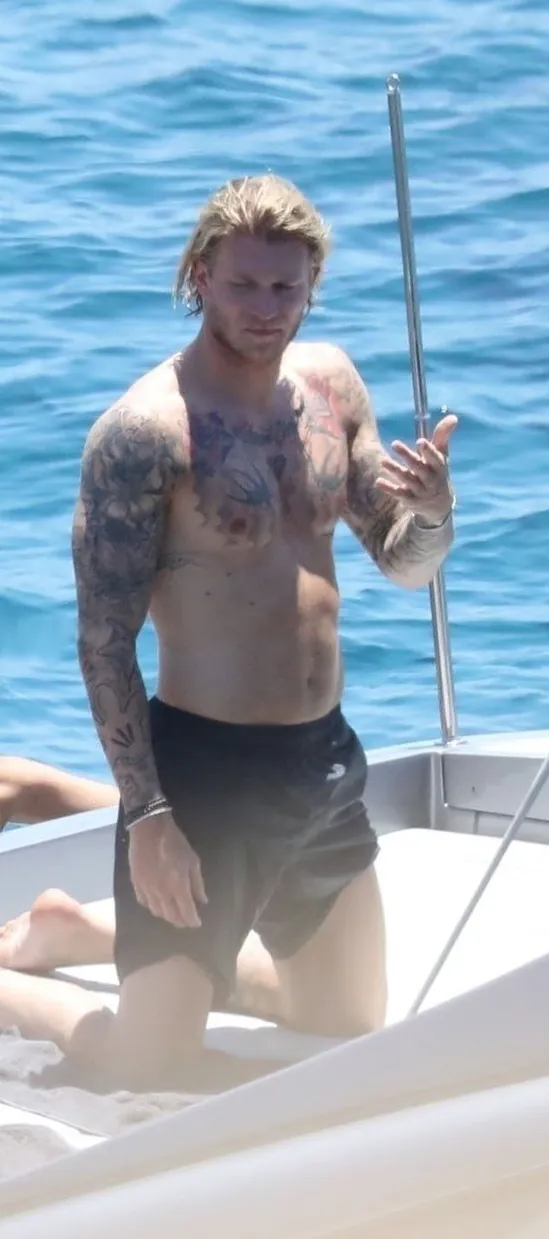 Снимка на немския футболист Лорис Кариас, фотограф без риза